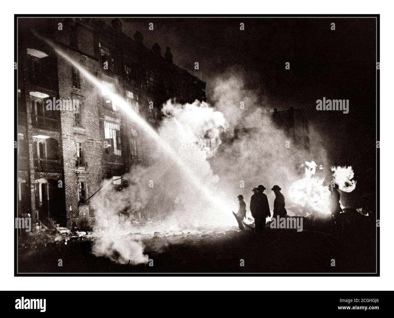 LONON BLITZ FEUERWEHRLEUTE 2. Weltkrieg 1940 Propaganda Bild Feuerwehrleute ‘die London Blitz’ World war II dramatische Nachtzeit WW2 digital restauriertes Bild Von Feuerwehrmänner, die gegen einen Bombenangriff der deutschen Nazi-Luftwaffe kämpfen Sturm im East End von London in der Nähe von Saint Pauls Cathedral London City Großbritannien Großbritannien Stockfoto