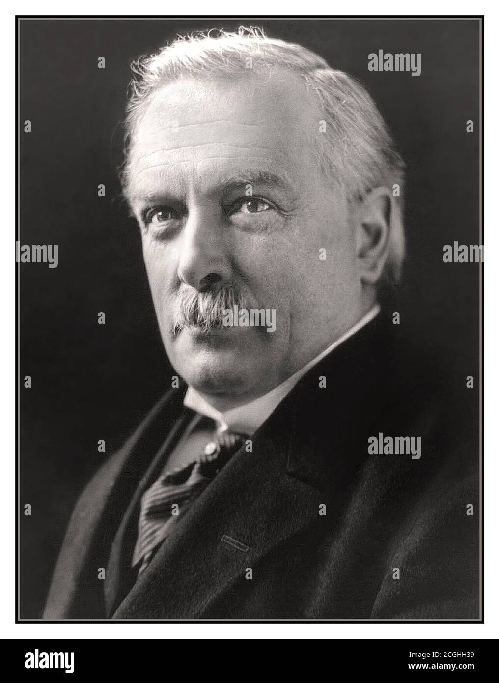 DAVID LLOYD GEORGE Archiv Portrait in Schwarzweiß von David Lloyd George, dem ehemaligen Premierminister des Vereinigten Königreichs. 1919 David Lloyd George, 1. Earl Lloyd-George of Dwyfor, OM, PC war ein walisischer Staatsmann, der von 1916 bis 1922 als Premierminister des Vereinigten Königreichs diente. Er war der letzte Liberale, der das Amt des Premierministers hatte, aber seine Unterstützung kam zunehmend von den Konservativen, die ihn schließlich abwarfen. Stockfoto DAVID LLOYD GEORGE Archiv Portrait in Schwarzweiß von David Lloyd George, dem ehemaligen Premierminister des Vereinigten Königreichs. 1919 David Lloyd George, 1. Earl Lloyd-George of Dwyfor, OM, PC war ein walisischer Staatsmann, der von 1916 bis 1922 als Premierminister des Vereinigten Königreichs diente. Er war der letzte Liberale, der das Amt des Premierministers hatte, aber seine Unterstützung kam zunehmend von den Konservativen, die ihn schließlich abwarfen. Stockfoto