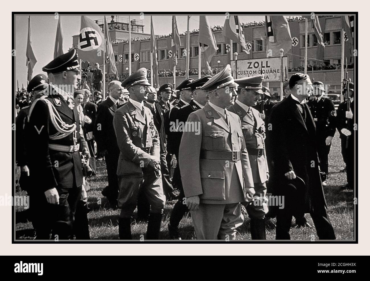 1938 Neville Chamberlain der britische Premierminister kommt am Flughafen Oberwiesenfeld an München Deutschland auf dem Weg zu einem Treffen mit dem deutschen Führer Adolf Hitler, um die deutschen Drohungen zur Invasion der Tschechoslowakei zu diskutieren, 28. September 1938. Stockfoto
