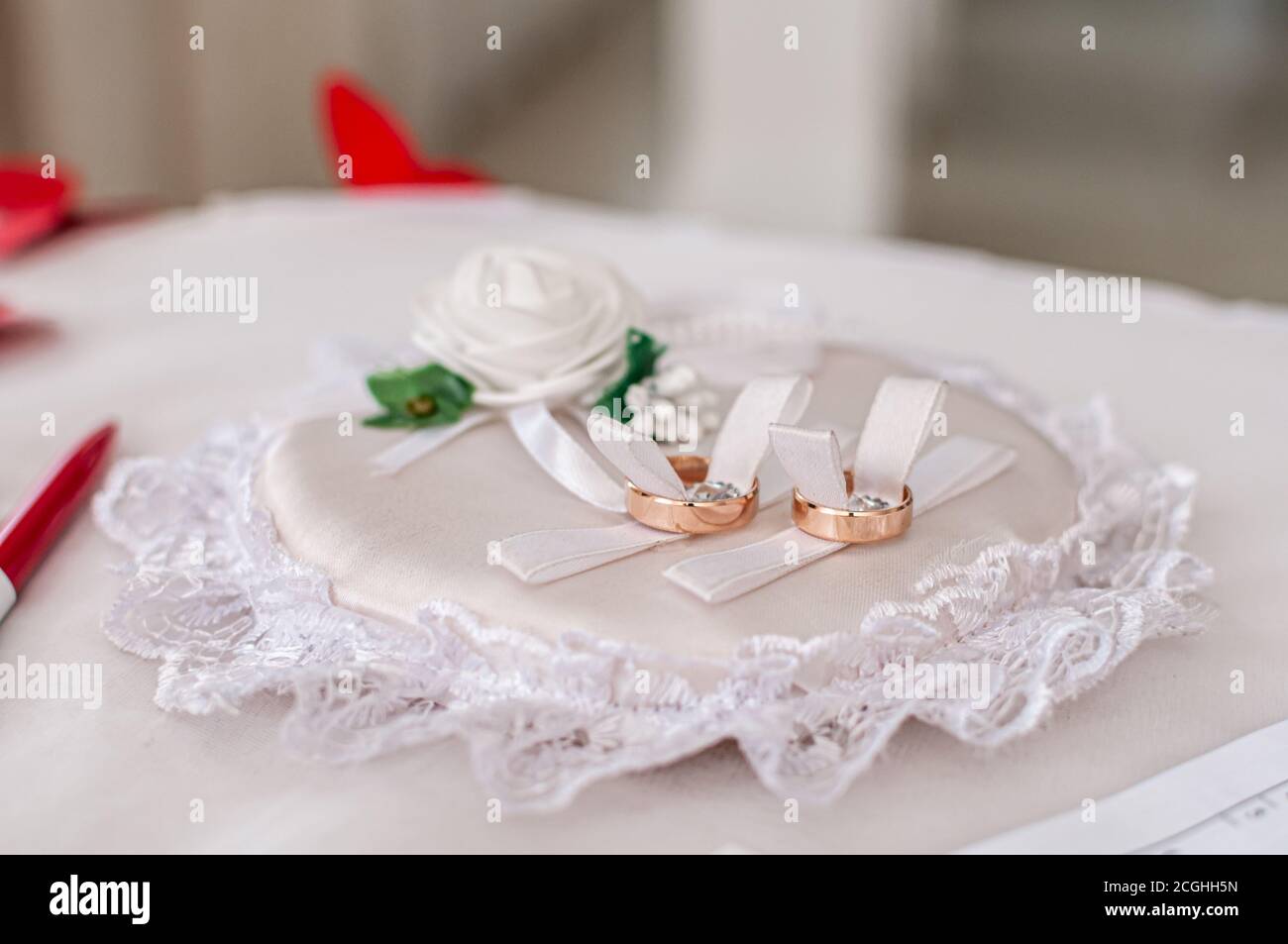 Eheringe auf einem weißen Stand bei der Zeremonie in Die Registrierungsstelle Stockfoto