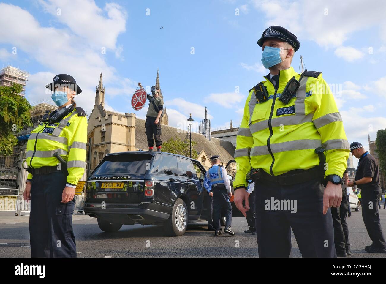 Ein Aussterben der Protestant der Rebellion springt während des zehnten und letzten Demonstrationstages der Gruppen auf ein Regierungsfahrzeug auf dem Parliament Square. Stockfoto