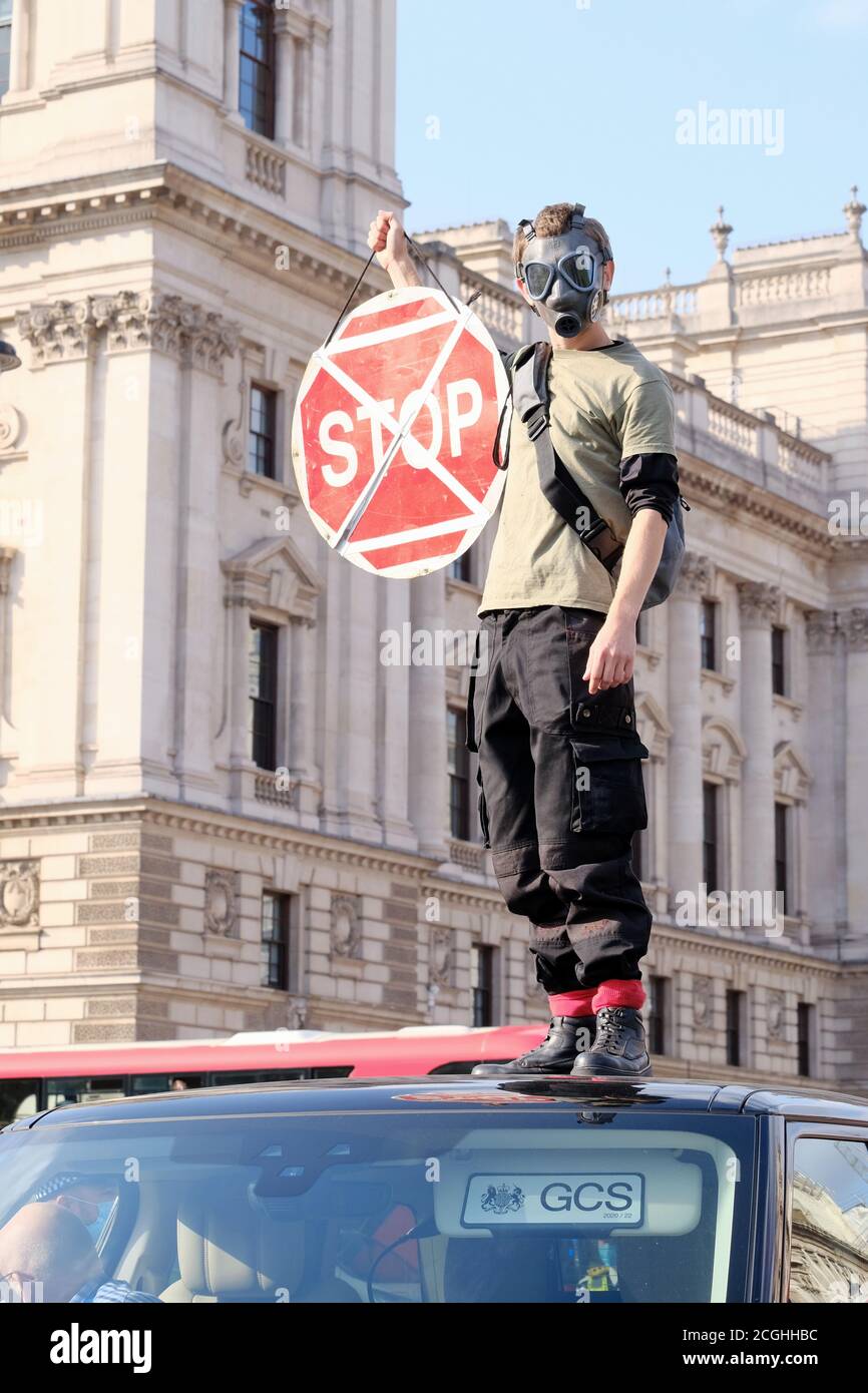 Ein Aussterben der Protestant der Rebellion springt während des zehnten und letzten Demonstrationstages der Gruppen auf ein Regierungsfahrzeug auf dem Parliament Square. Stockfoto