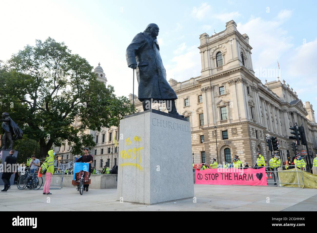 Ein Aussterben der Rebellions-Protestant entstellt Winston Churchills Statue auf dem Parliament Square am letzten Tag des Protestes der Gruppen in London. Stockfoto