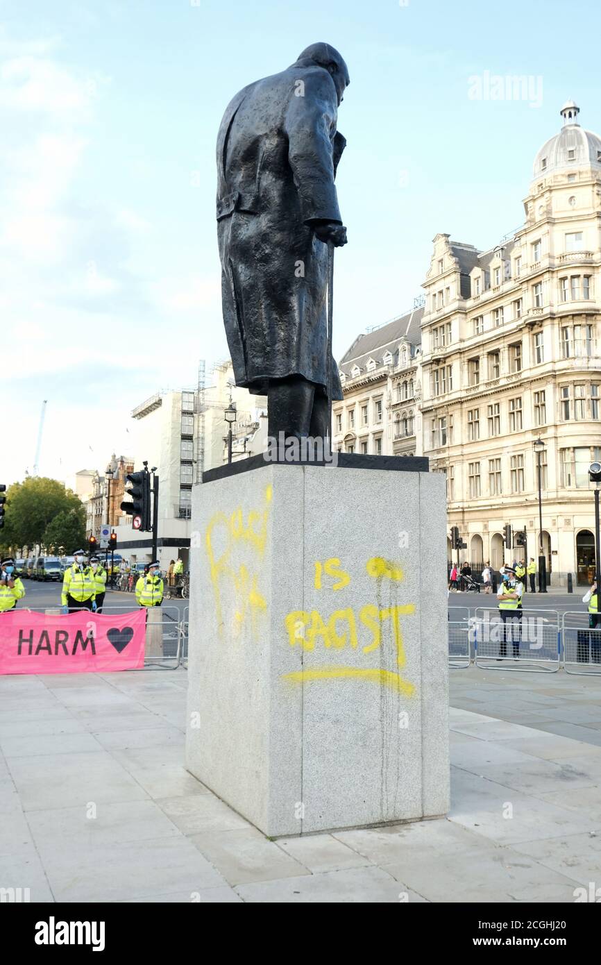 Ein Aussterben der Rebellions-Protestant entstellt Winston Churchills Statue auf dem Parliament Square am letzten Tag des Protestes der Gruppen in London. Stockfoto