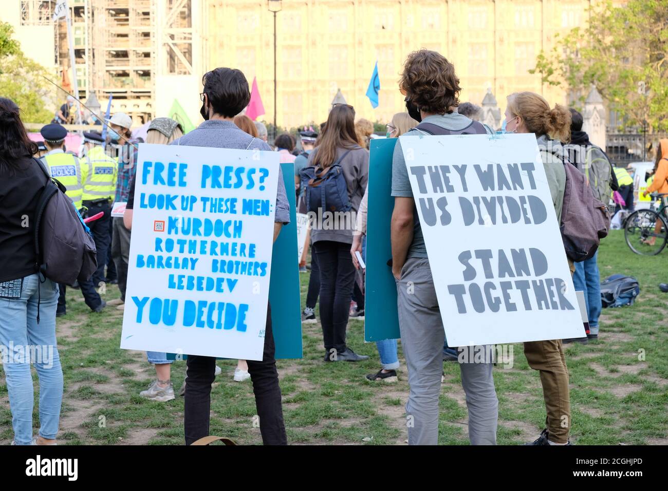 XR-Demonstranten stehen auf Parliament Green und stellen die freie Presse in Großbritannien in Frage. Demonstranten kritisierten Nachrichtenkanäle, weil sie nicht über den Klimawandel berichteten. Stockfoto