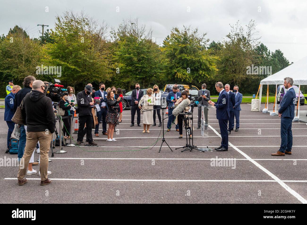 Clonakilty, West Cork, Irland. September 2020. Ein Taoiseach Micheál Martin besucht heute das Technologieunternehmen Global Shares an Clonakilty, um die Schaffung von 150 Arbeitsplätzen innerhalb des Unternehmens bekannt zu geben. Christopher O'Sullivan TD ist mit dem Taoiseach abgebildet. Quelle: AG News/Alamy Live News Stockfoto