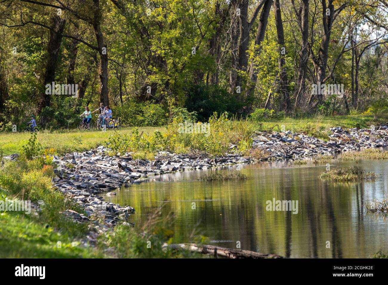 Familienausflug auf dem Erie Canalway Trail, Radfahren am Mohawk River in German Flatts, New York. Stockfoto