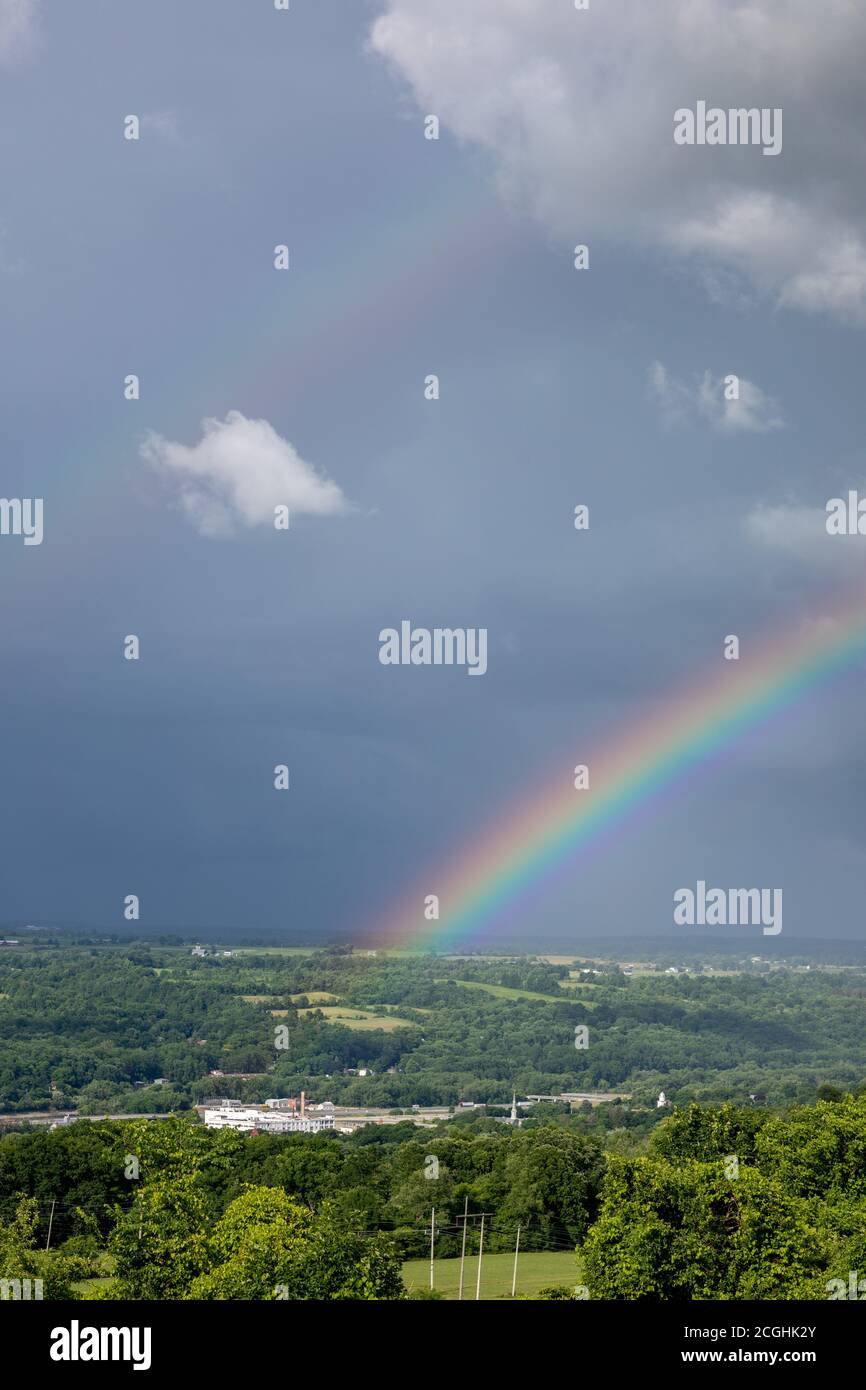 Regenbogen über dem Mohawk Valley führt zur ehemaligen Beechnut-Anlage in Canajoharie, New York. Stockfoto