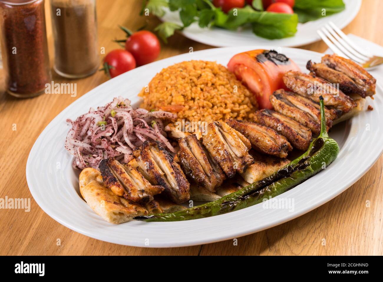 Türkische Küche Hähnchenflügel Grill. Gegrillte Hähnchenflügel auf Holzhintergrund Stockfoto
