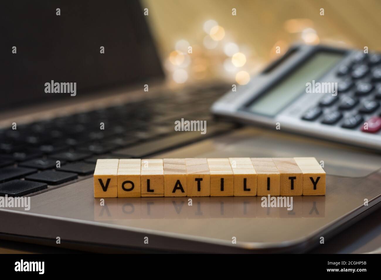 VOLATILITY Letter blockiert Business Finance Konzept auf Laptop-Tastatur  mit Haus und Rechner Stockfotografie - Alamy