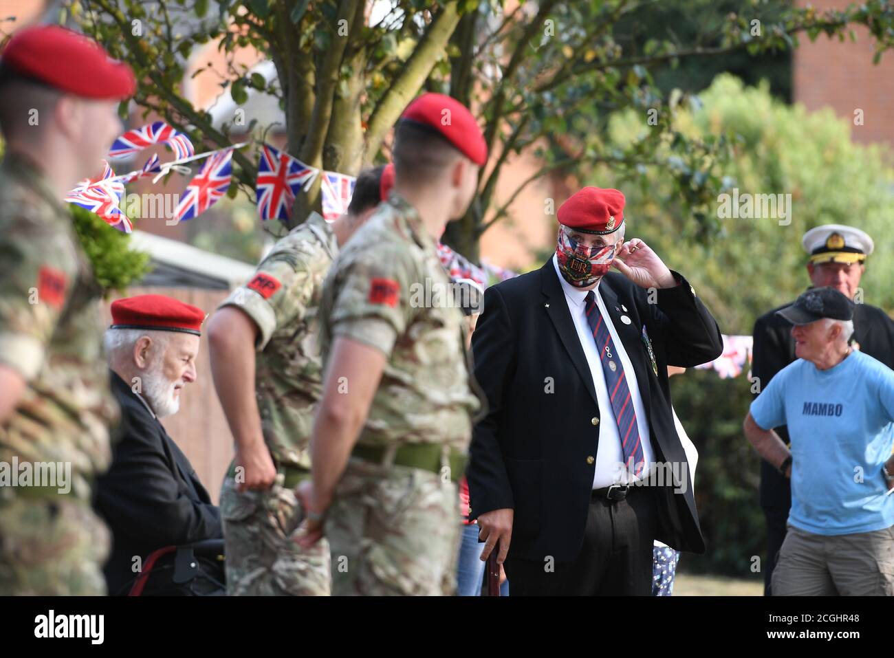 Aktuelle und ehemalige Mitglieder der Militärpolizei bilden eine Ehrenwache für die ehemalige Krankenschwester und Veteran des Zweiten Weltkriegs Joan Rich, als sie das Finale von 102 Runden im Allenby Park, Felixstowe, beendet, um an ihrem 102. Geburtstag Geld für NHS-Wohltätigkeitsorganisationen zu sammeln. Stockfoto