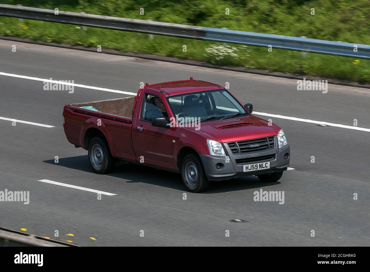 A 2009 Isuzu TF Rodeo Red LCV Fahren Sie mit Diesel auf der Autobahn M6 in der Nähe von Preston in Lancashire, Großbritannien Stockfoto