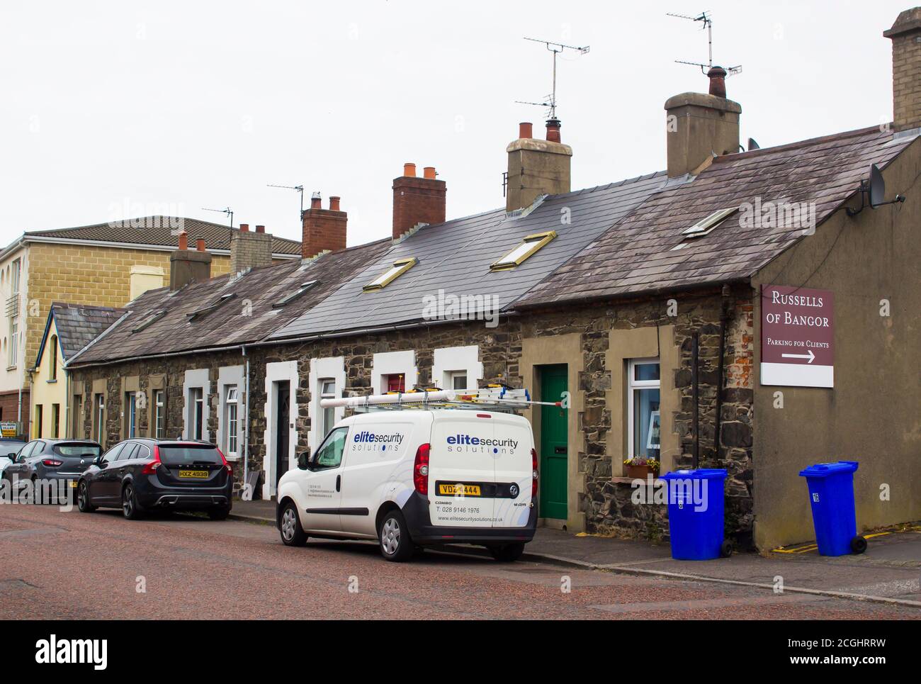 17. Juni 2010 EINE Terrasse aus traditionellen Stein gebaut irischen Hütten in Holborn Avenue Bangor County Down Nordirland. Stockfoto