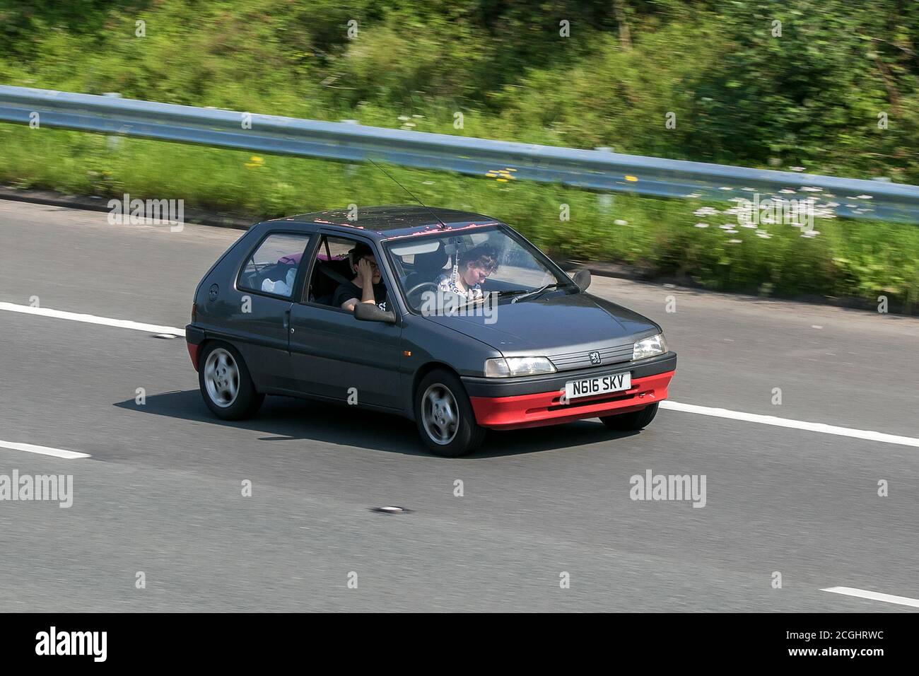 1995 roter Peugeot 106 XND Fahren auf der Autobahn M6 in der Nähe von Preston in Lancashire, Großbritannien Stockfoto