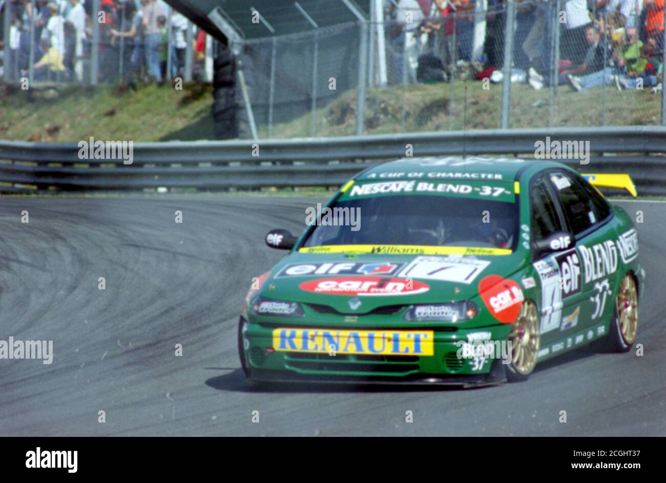 Archivbild: British Touring Car Championships in Brands Hatch am 31. August 1998, Bild aus Farbnegativ gescannt. Renault Laguna of Blend 37 Williams Renault gefahren von Alain Menu in Aktion. Stockfoto