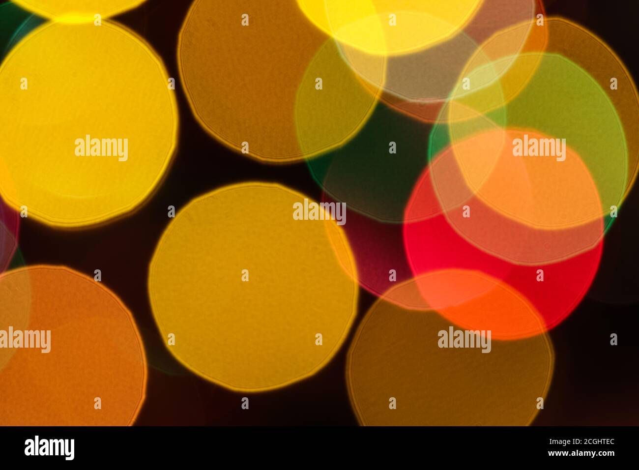 Abstraktes Bokeh weihnachtslichter Hintergrund mit gelben, orange, grün und rot Farben Stockfoto