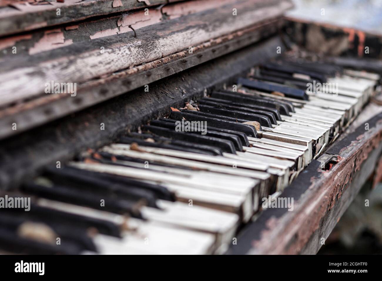 Altes gebrochenes rotes Klavier mit geschälter Farbe von Regen und Wind,  draußen an einem Herbsttag. Unnötiges Musikinstrument entsorgt  Stockfotografie - Alamy