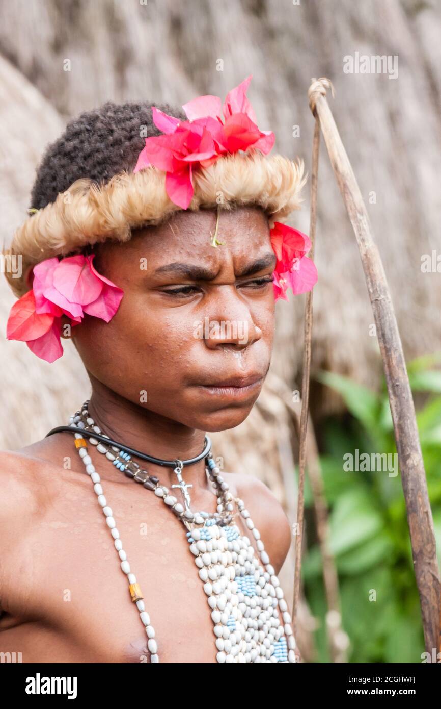 Wamena, Indonesien - 9. Januar 2010: Mann des Dani-Stammes in traditioneller Kleidung, Dugum Dani Village, Baliem Valley Papua, Irian Jaya. Stockfoto