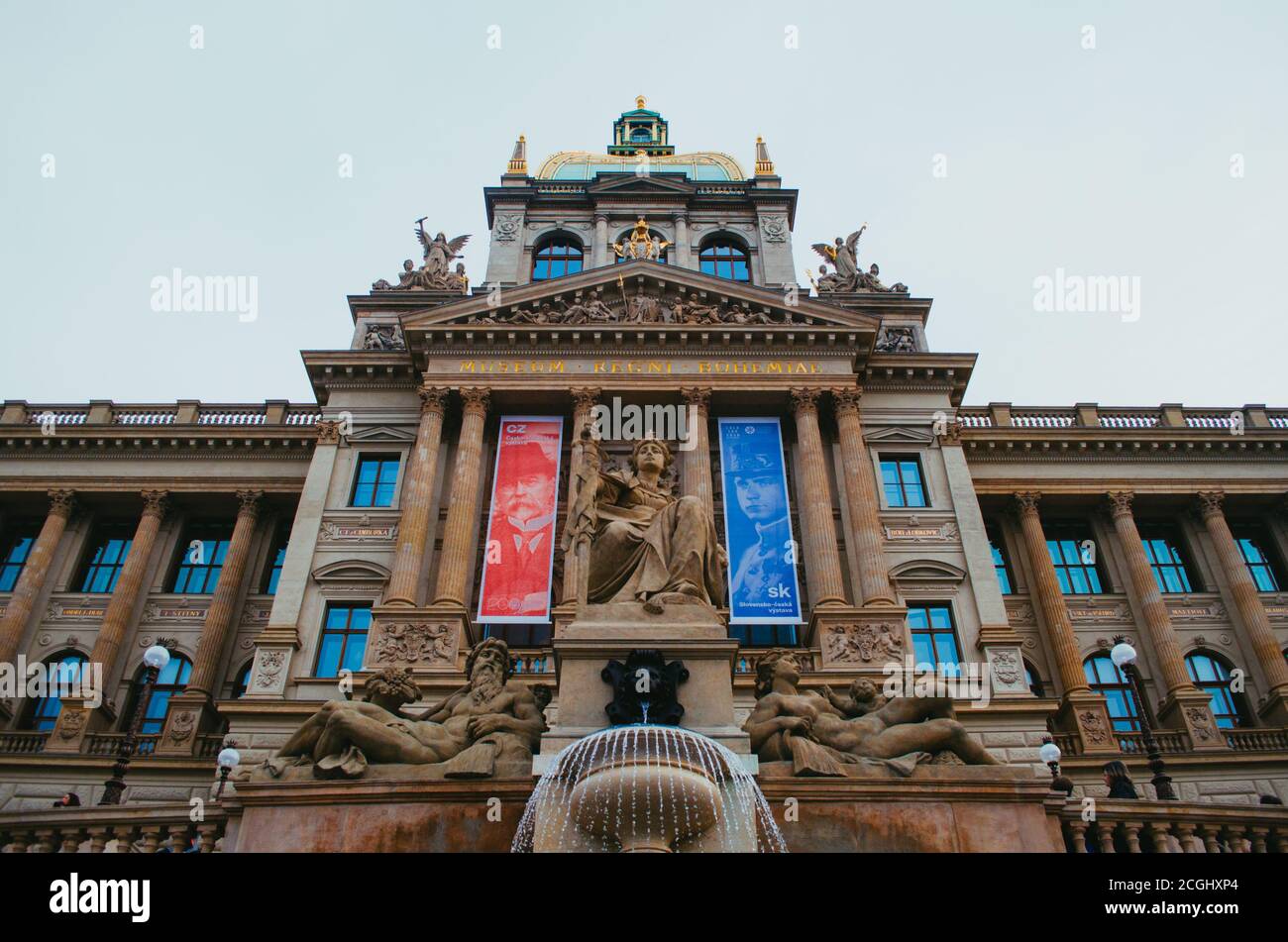 Prag, Tschechien - das Nationalmuseum und mit Engelsstatuen im Eingang und Transparenten, die eine Ankündigung zum 200. Jahr des Museums im Jahr 201 machen Stockfoto
