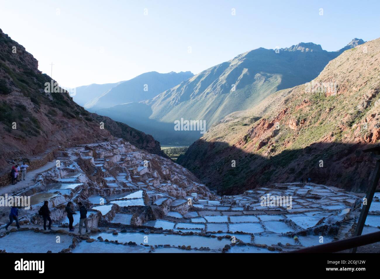 Ein faszinierender Blick auf die Salzterrassen in Maras, Peru berühmt. Diese Salzteiche in Südamerika wurden von AD200 bis AD900 von der Chanapata-Kultur erbaut Stockfoto