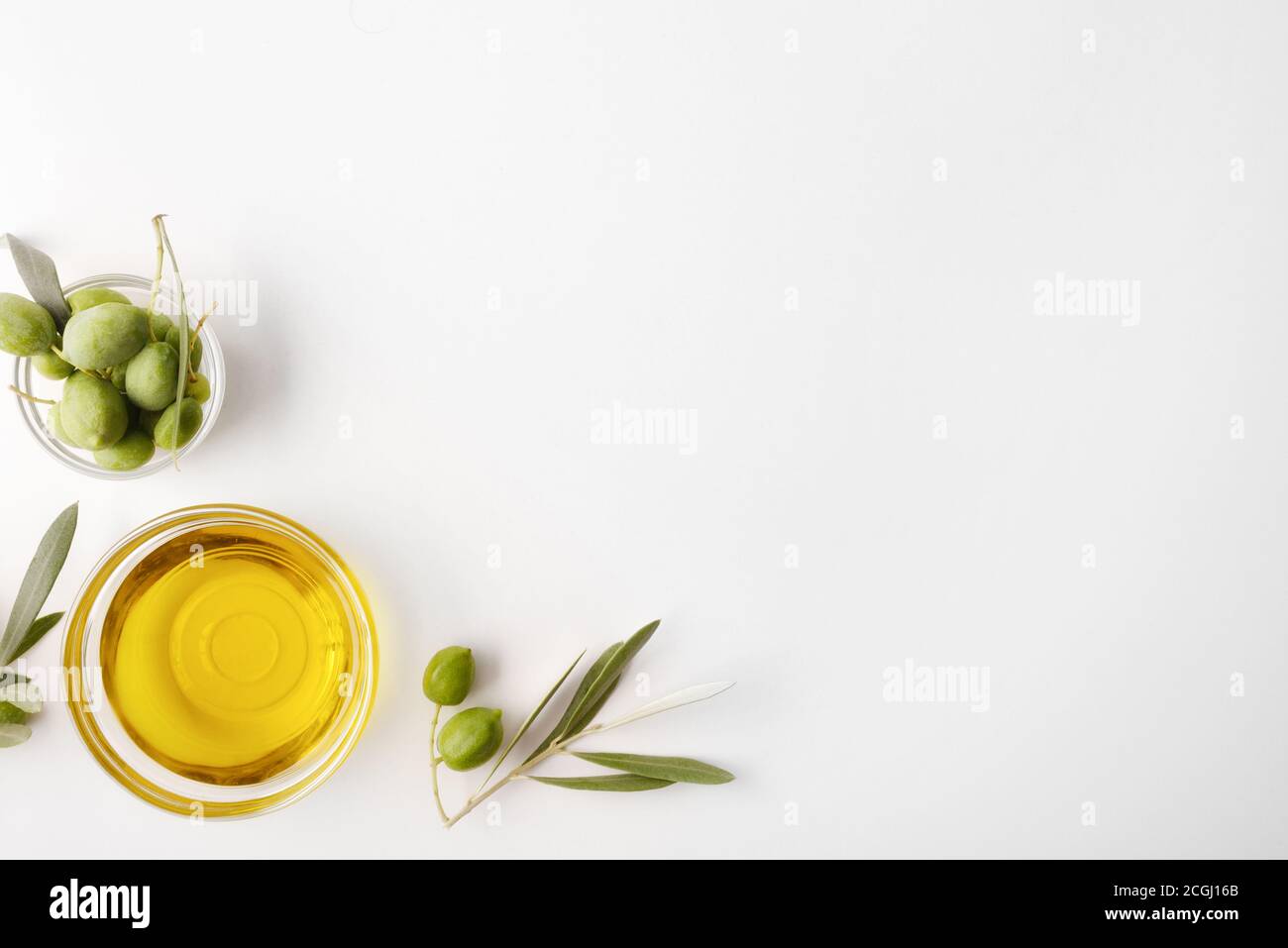 Glasschüsseln mit Oliven und Öl isoliert auf weißem Tisch. Draufsicht. Stockfoto