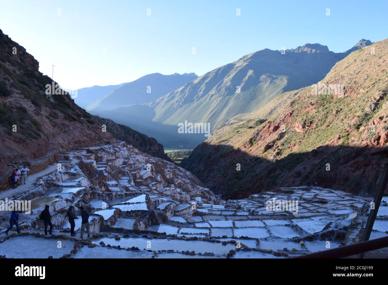 Ein faszinierender Blick auf die Salzterrassen in Maras, Peru berühmt. Diese Salzteiche in Südamerika wurden von AD200 bis AD900 von der Chanapata-Kultur erbaut Stockfoto