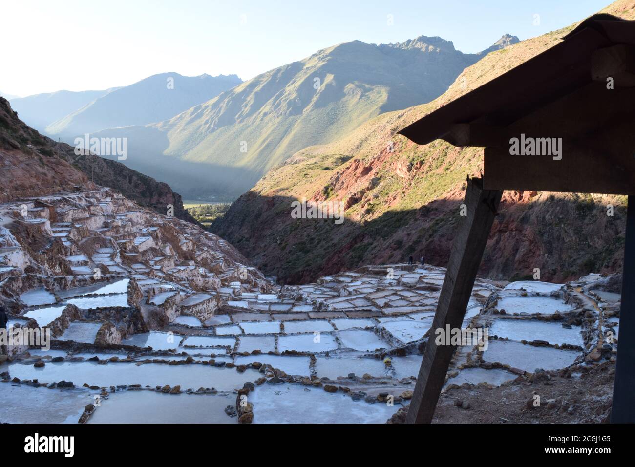 Ein faszinierender Blick auf die Salzterrassen in Maras, Peru berühmt. Diese Salzteiche in Südamerika wurden von AD200 bis AD900 von der Chanapata-Kultur erbaut Stockfoto