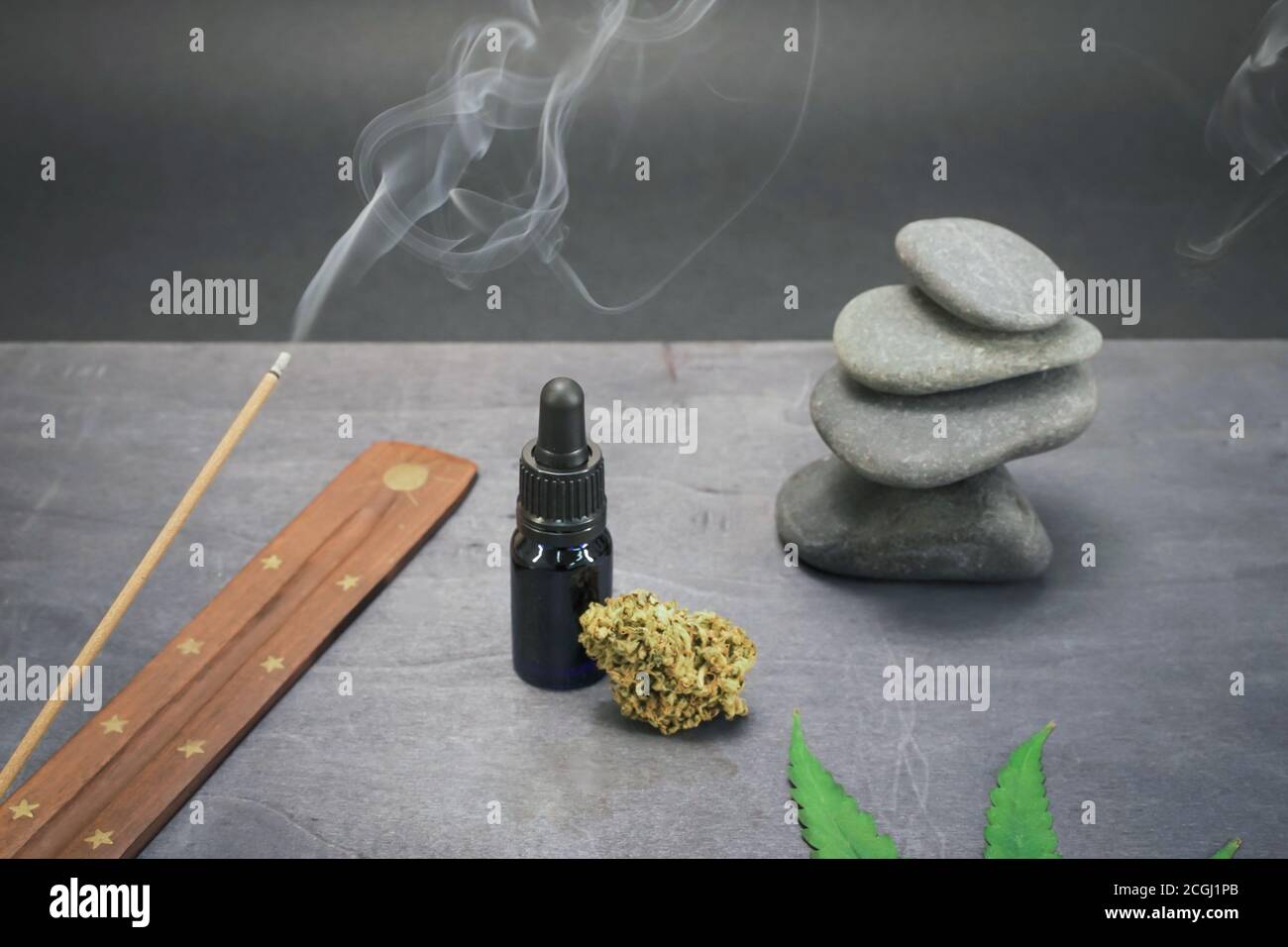 Glasflasche mit CBD-Öl und Hanfblättern auf schwarzem Holzhintergrund. Organische und natürliche Kosmetik- und Kosmetikprodukte auf Hanfbasis. Medizinisches Cannabis. Stockfoto