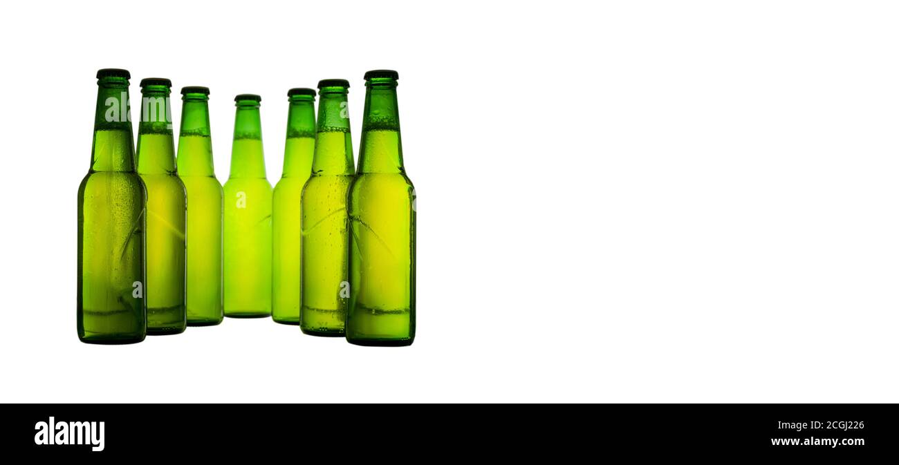 Grüne Bierflaschen isoliert auf weißem Hintergrund. Stockfoto