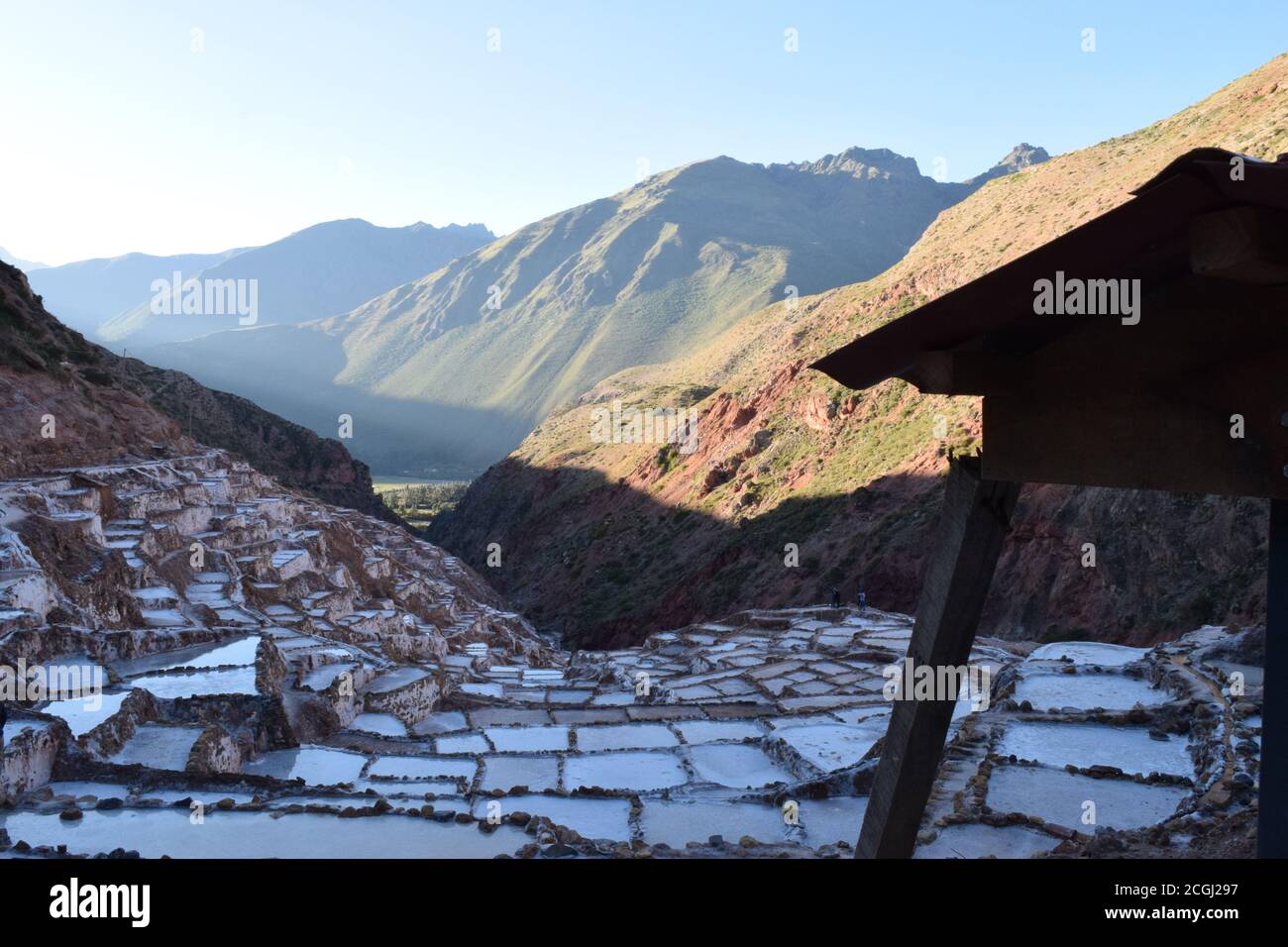 Ein faszinierender Blick auf die Salzterrassen in Maras, Peru berühmt. Diese Salzteiche in Südamerika wurden von AD200 bis AD900 von der Chanapata-Kultur erbaut Stockfoto