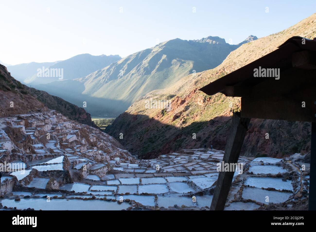 Ein faszinierender Blick auf die Salzterrassen in Maras, Peru berühmt. Diese Salzteiche in Südamerika wurden von AD200 bis AD900 von der Chanapata-Kultur erbaut Stockfoto