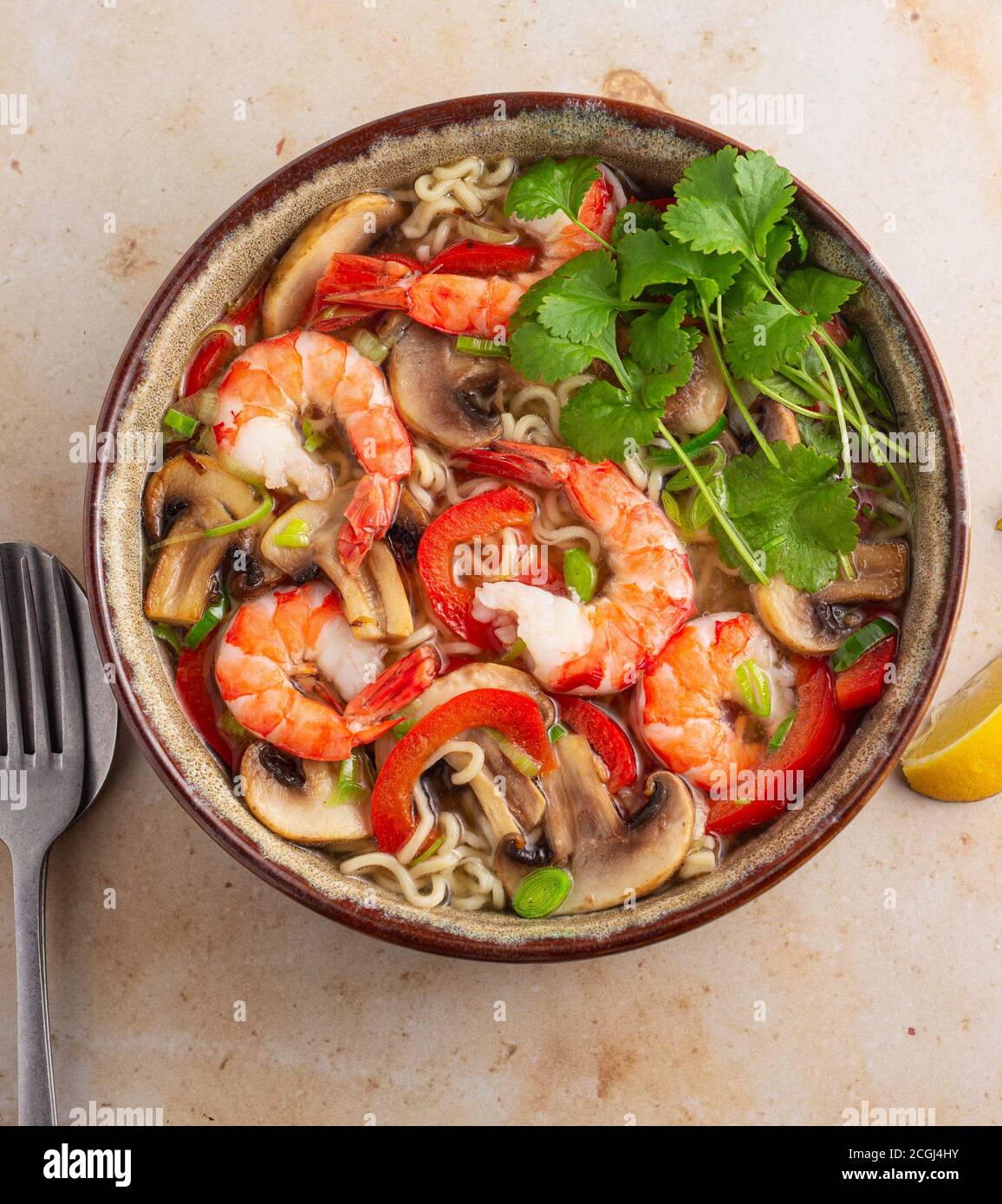 Garnelennudelsuppe mit Pilzen und Paprika in einer Schüssel Stockfoto