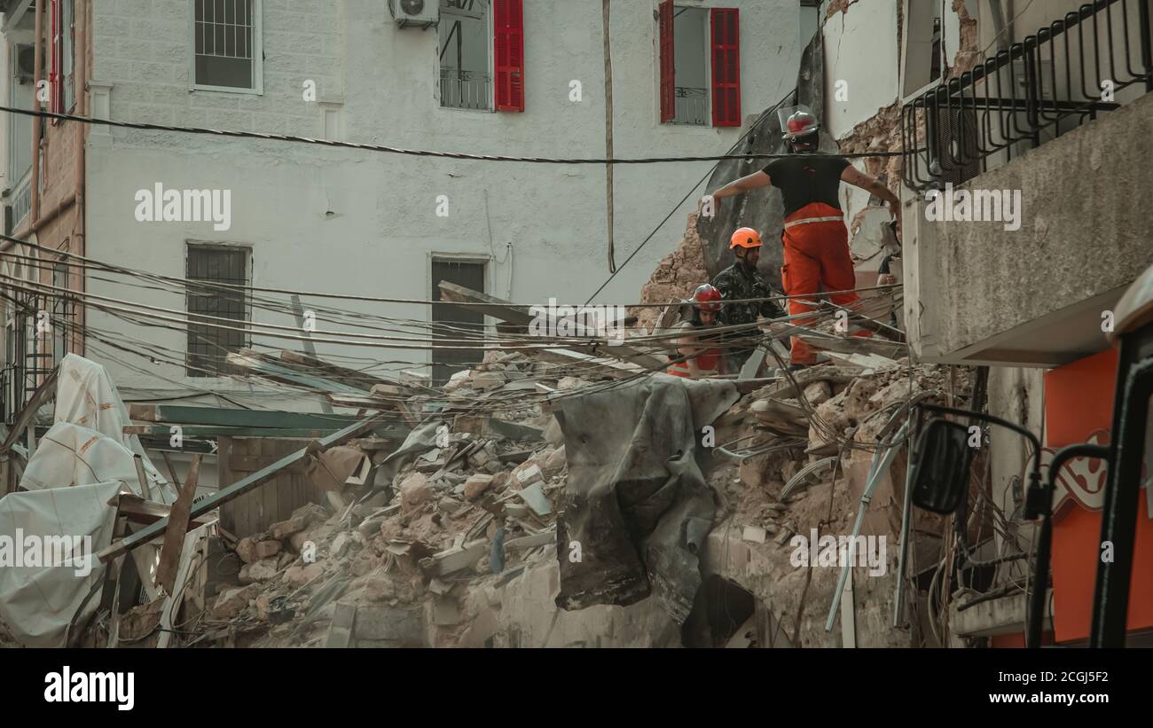 Beirut, 9 4 2020: Libanesisches und chilenisches Rettungsteam, nachdem sie einen Monat nach Port Blast Spuren von Leben unter den Trümmern eines Gebäudes entdeckt hatten Stockfoto