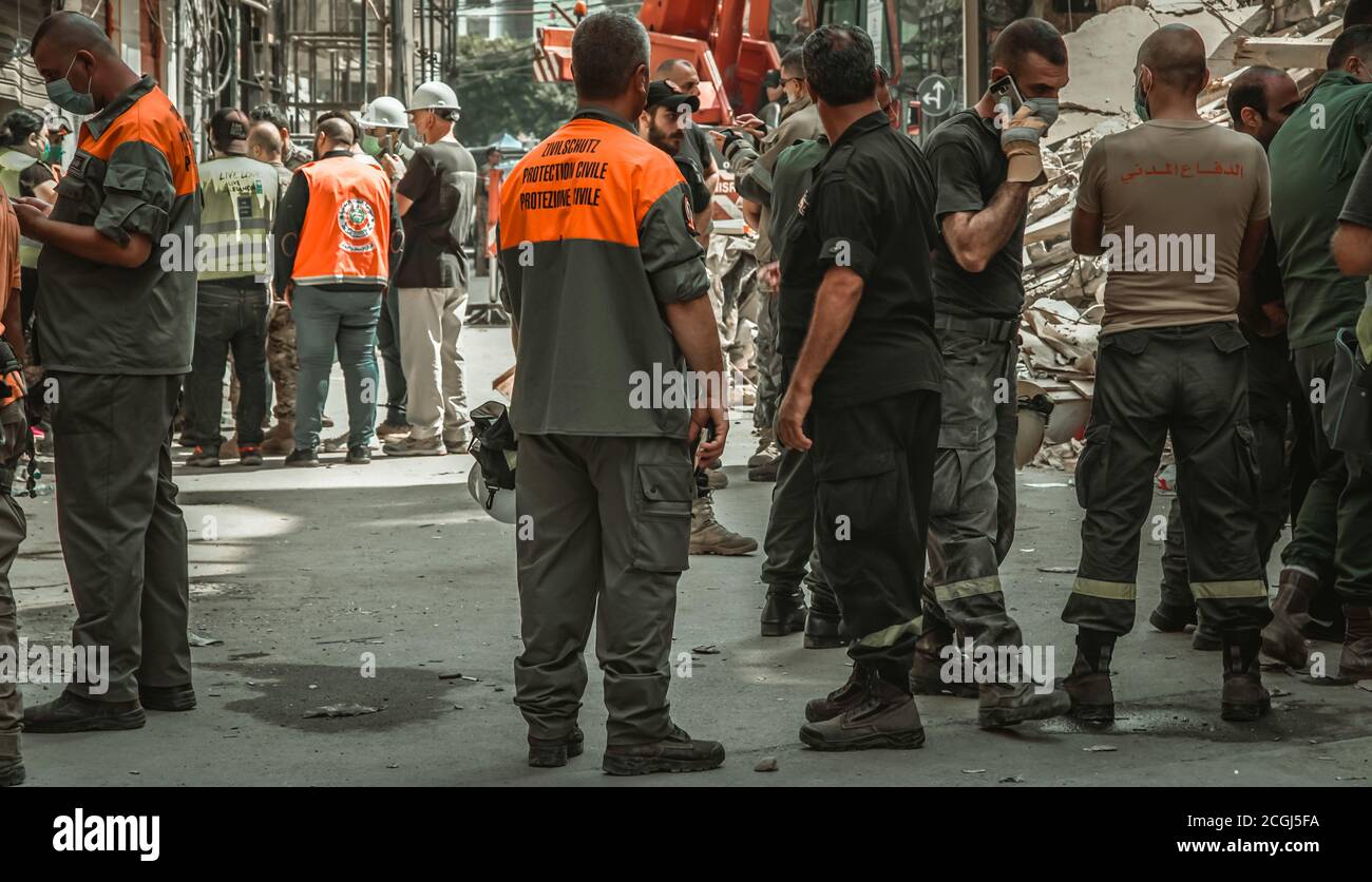 Beirut, 9 4 2020: Libanesisches und chilenisches Rettungsteam, nachdem sie einen Monat nach Port Blast Spuren von Leben unter den Trümmern eines Gebäudes entdeckt hatten Stockfoto