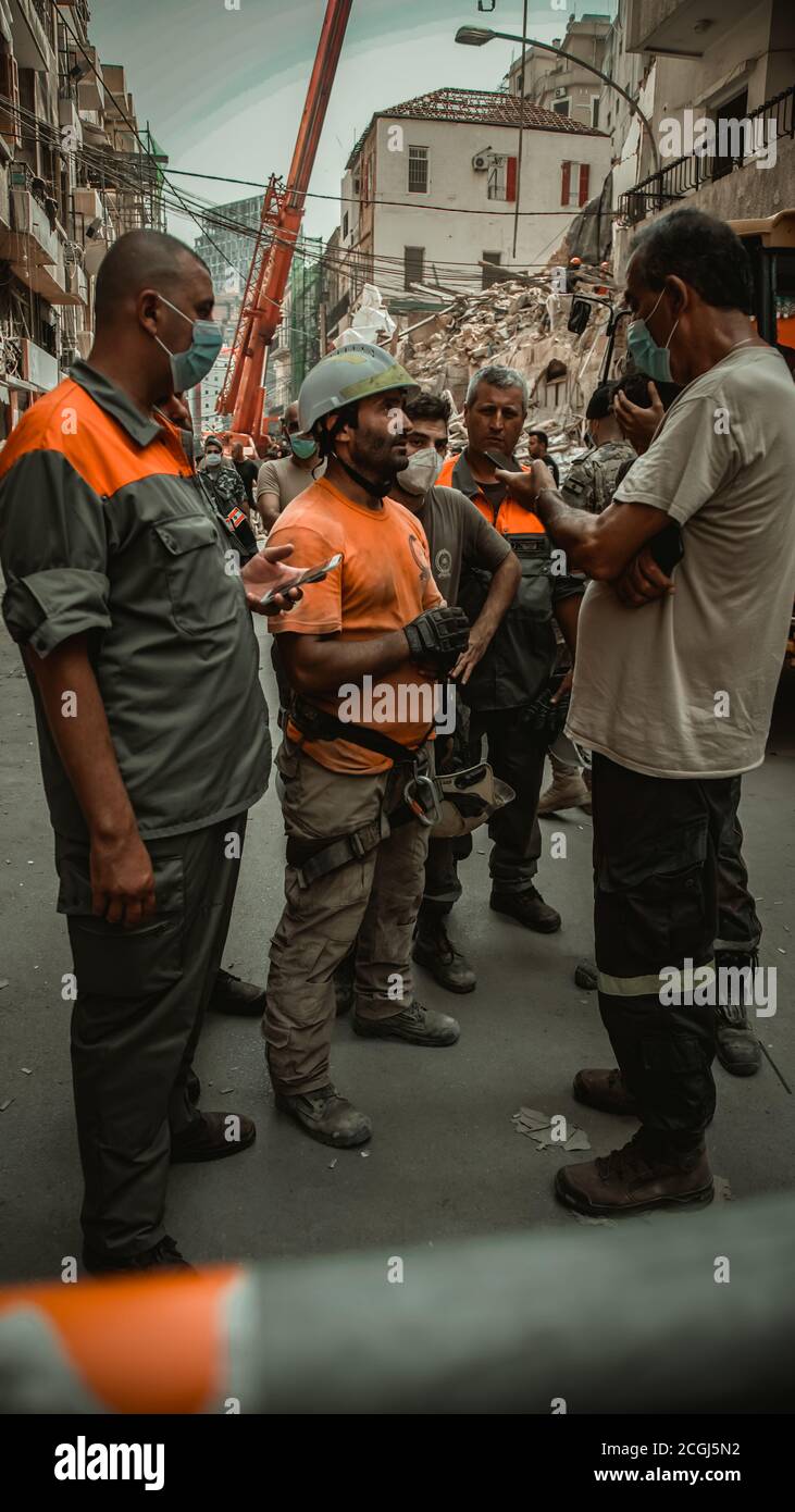 Beirut, 9 4 2020: Libanesisches und chilenisches Rettungsteam, nachdem sie einen Monat nach Port Blast Spuren von Leben unter den Trümmern eines Gebäudes entdeckt hatten Stockfoto