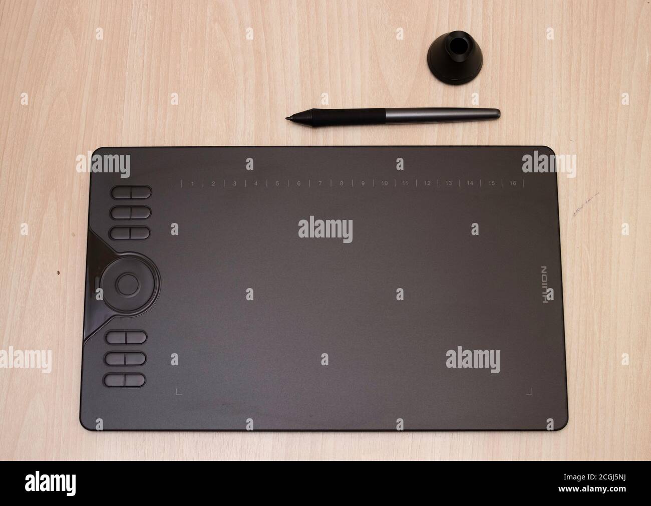 Grafiktablett und Stylus mit Stylus stehen auf dem Tisch. Flachlegen, Werkzeuge für grafisches Zeichnen. Stockfoto