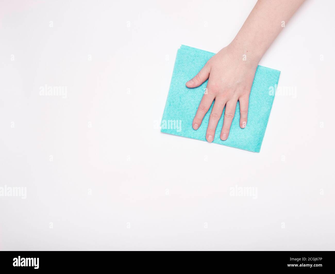 Teil der Hand mit einem blauen Tuch zum Abstauben und Entfernen von Schmutz. Reinigung, weißer Hintergrund, freier Platz für Text. Stockfoto