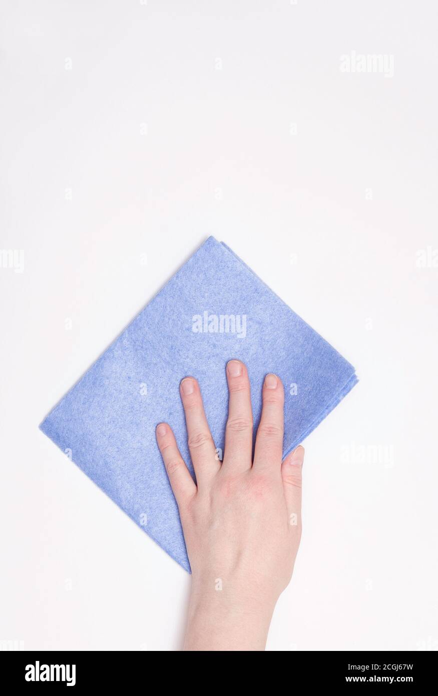 Teil der Hand mit einem blauen Tuch zum Abstauben und Entfernen von Schmutz. Reinigung, weißer Hintergrund, freier Platz für Text. Stockfoto