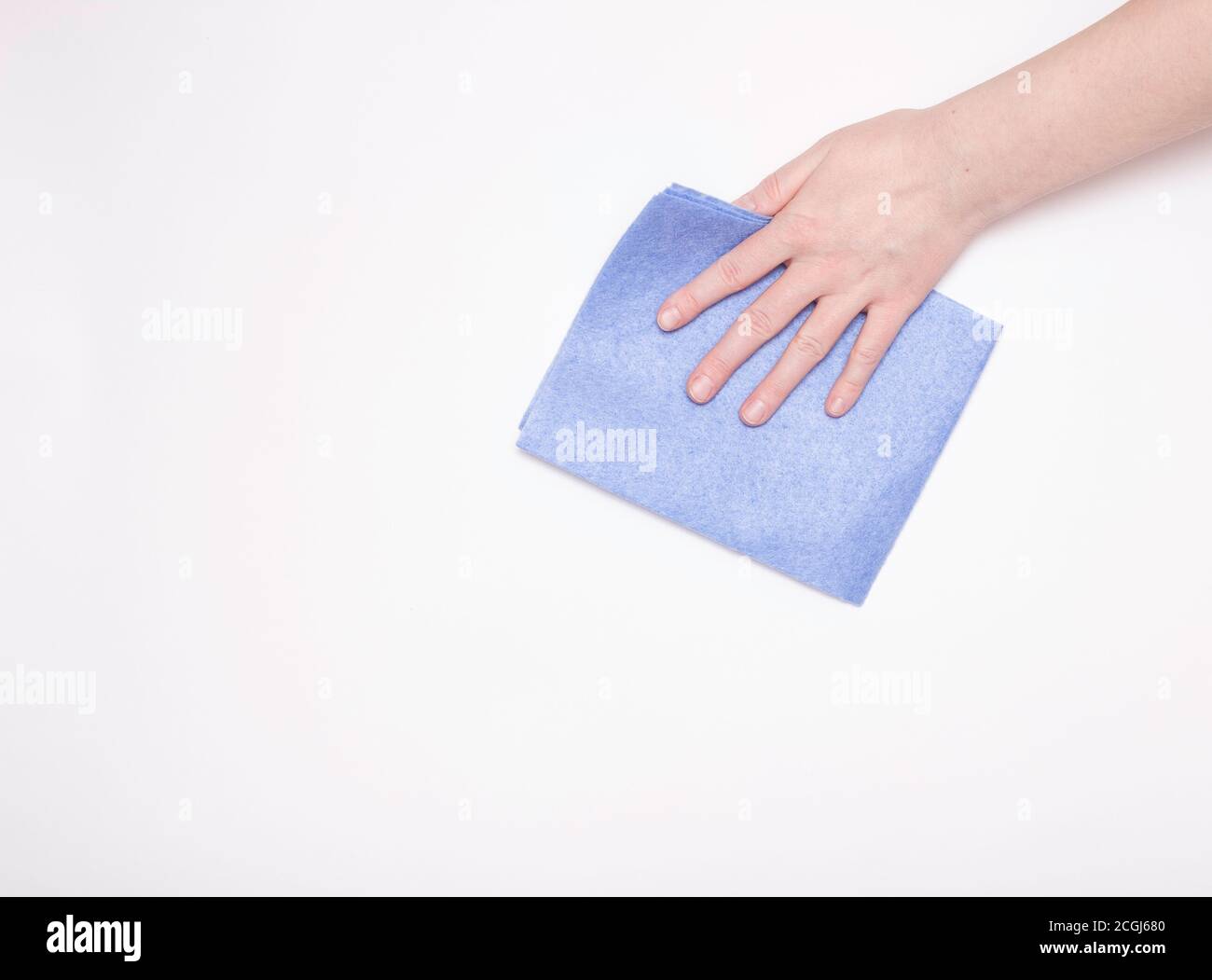 Teil der Hand mit einem blauen Tuch zum Abstauben und Entfernen von Schmutz. Reinigung, weißer Hintergrund, freier Platz für Text. Stockfoto