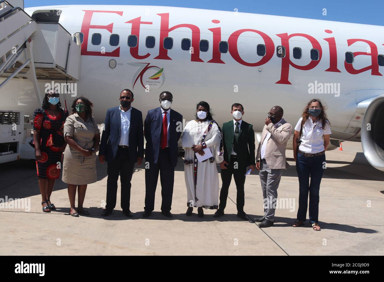 Windhoek, Namibia. September 2020. Eine namibische Delegation begrüßt den Piloten und die Crew des Flugs von Ethiopian Airlines, der am 11. September 2020 in Windhoek, Namibia, landete. Namibias Flaggschiff-Flughafen Hosea Kutako International Airport nahm seinen Betrieb am Freitag auf, wobei die erste internationale Ankunft in Windhoek die Ethiopian Airlines war, die 43 Passagiere und 11 Besatzungsmitglieder befördert hatte. Quelle: Musa C Kaseke/Xinhua/Alamy Live News Stockfoto