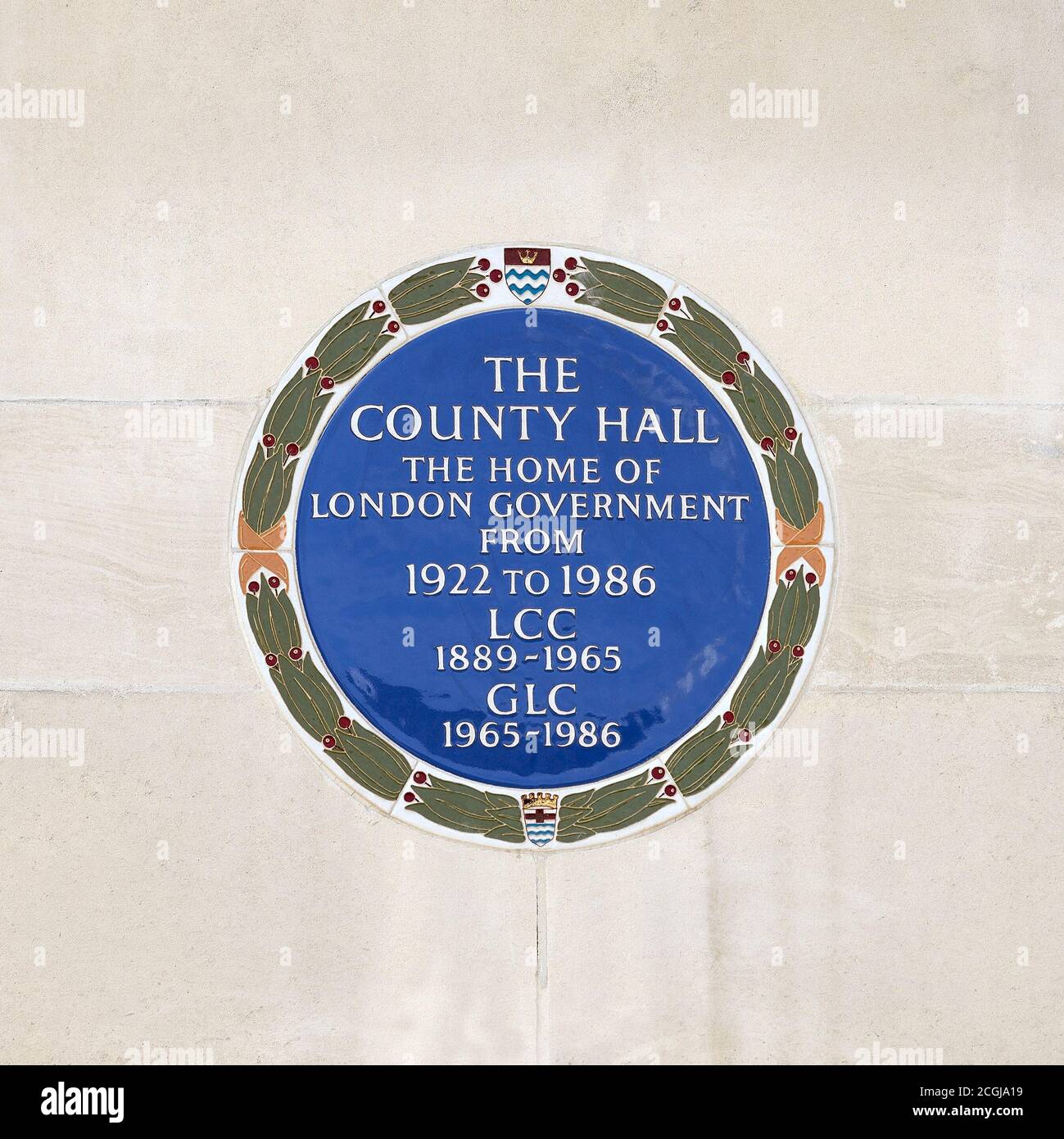 London, England, Großbritannien. Blaue Plakette an der Wand der County Hall, der Heimat der Londoner Kommunalverwaltung bis 1986 Stockfoto