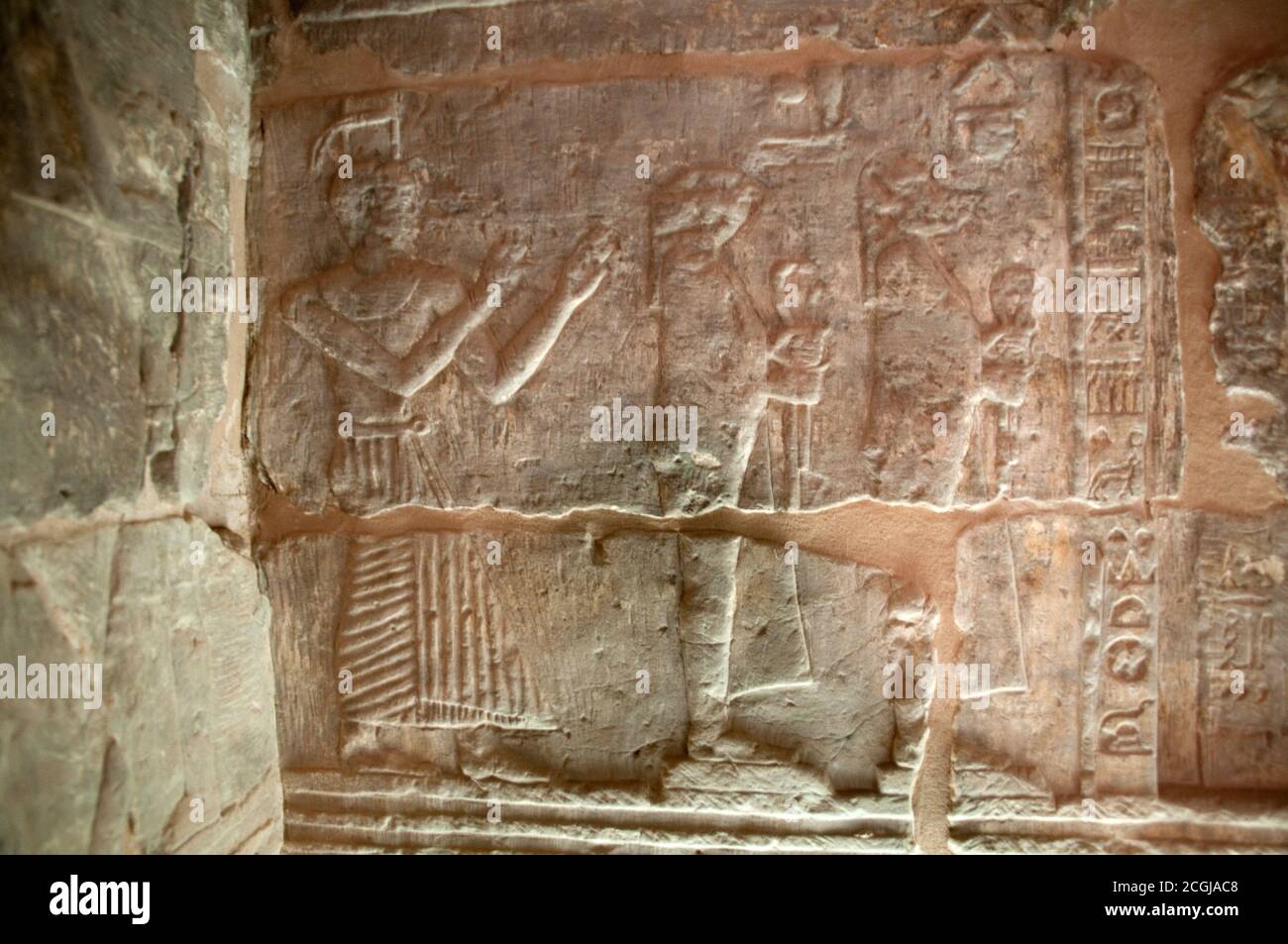 Innere Steinmauer Schnitzereien und Hieroglyphen an der alten Tempelanlage von Deir al-Hagar in der Oase Dakhla in der westlichen Wüstenregion von Ägypten. Stockfoto