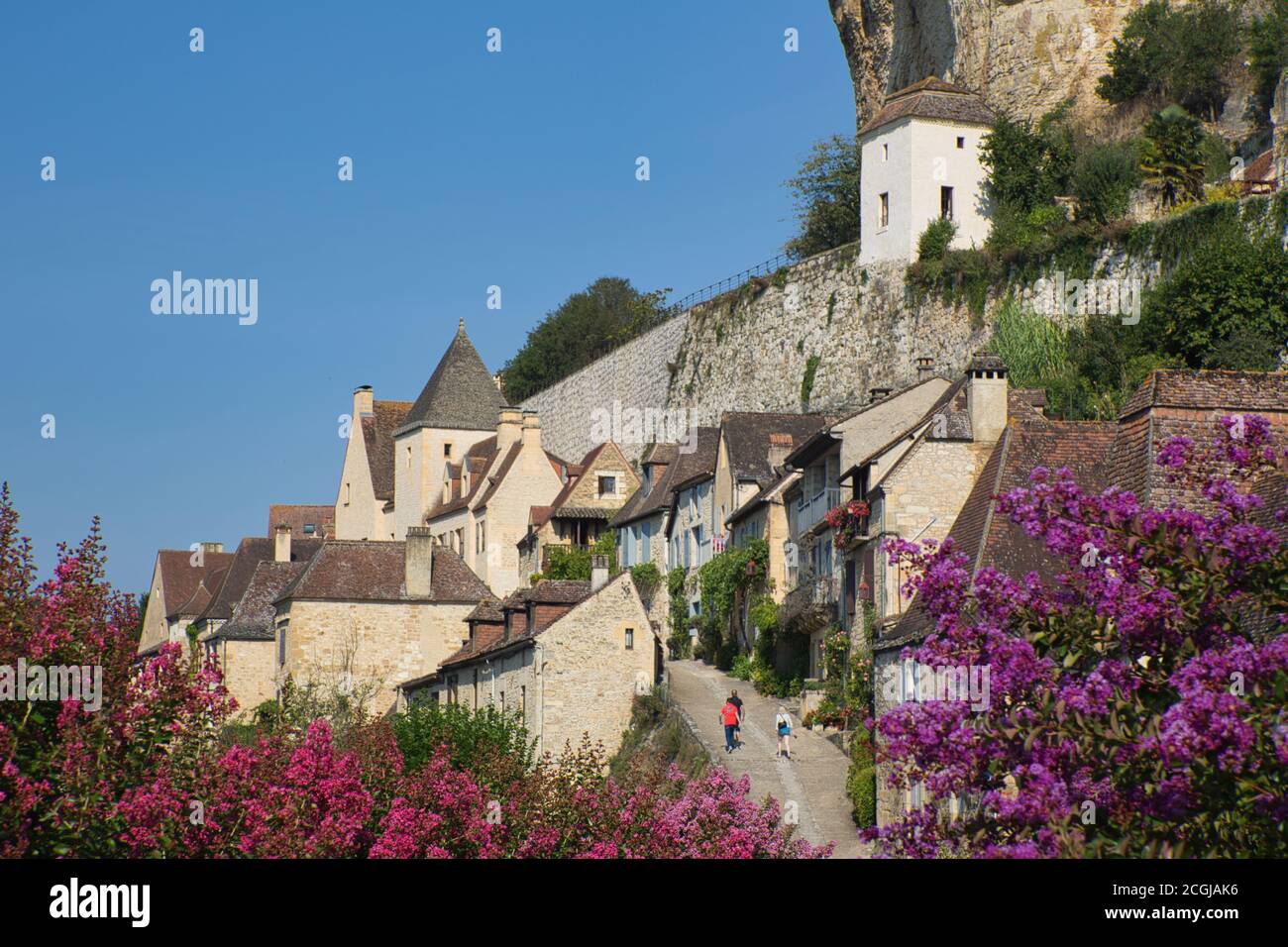 Blick auf malerische Häuser in Beynac et Cazenac Dorf am Ufer des Flusses Dordogne, der Dordogne, Frankreich Stockfoto