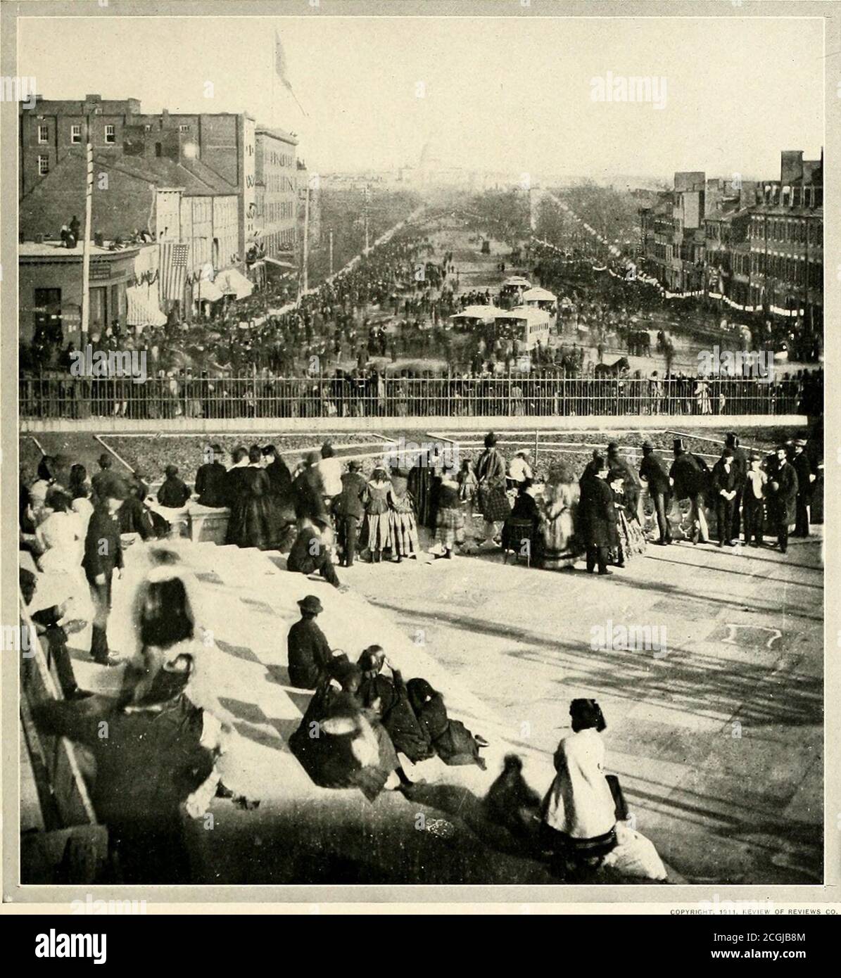 . Die fotografische Geschichte des Bürgerkrieges: In zehn Bänden. Sie ließ er sie passieren, dann befestigte er die Wiesenstangen wieder. Unter den Weiden und über dem Hügel folgte er geduldig ihrem nüchternen Tempo; das fröhliche Pfeifen war einmal still. Und etwas beschattete das sonnige Gesicht. Nur ein Junge! Und sein Vater hatte gesagt, daß er seinen Jüngsten nicht lassen konnte; zwei lagen schon tot unter den Füßen des zertrampelnden Gegners. Aber nach dem Abend war die Arbeit erledigt. Und die Frösche waren laut im Weidensumpf, über seine Schulter schleuderte er sein Gewehr und folgte heimlich dem Fußpfad feucht, über das Klee und so weiter Stockfoto