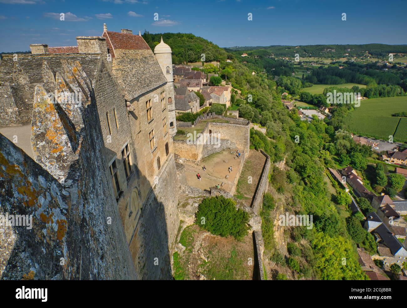 Blick über die Landschaft und Chateau de Beynac bei Beynac et Cazenac am Ufer des Flusses Dordogne, der Dordogne, Frankreich Stockfoto