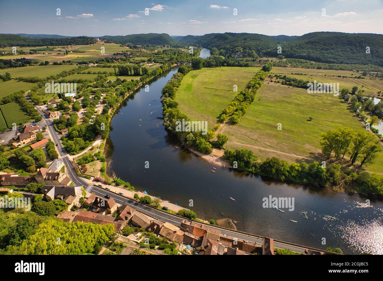 Blick über die Landschaft und den Fluss Dordogne vom Chateau de Beynac in Beynac et Cazenac am Ufer des Flusses Dordogne, der Dordogne, Frankreich Stockfoto