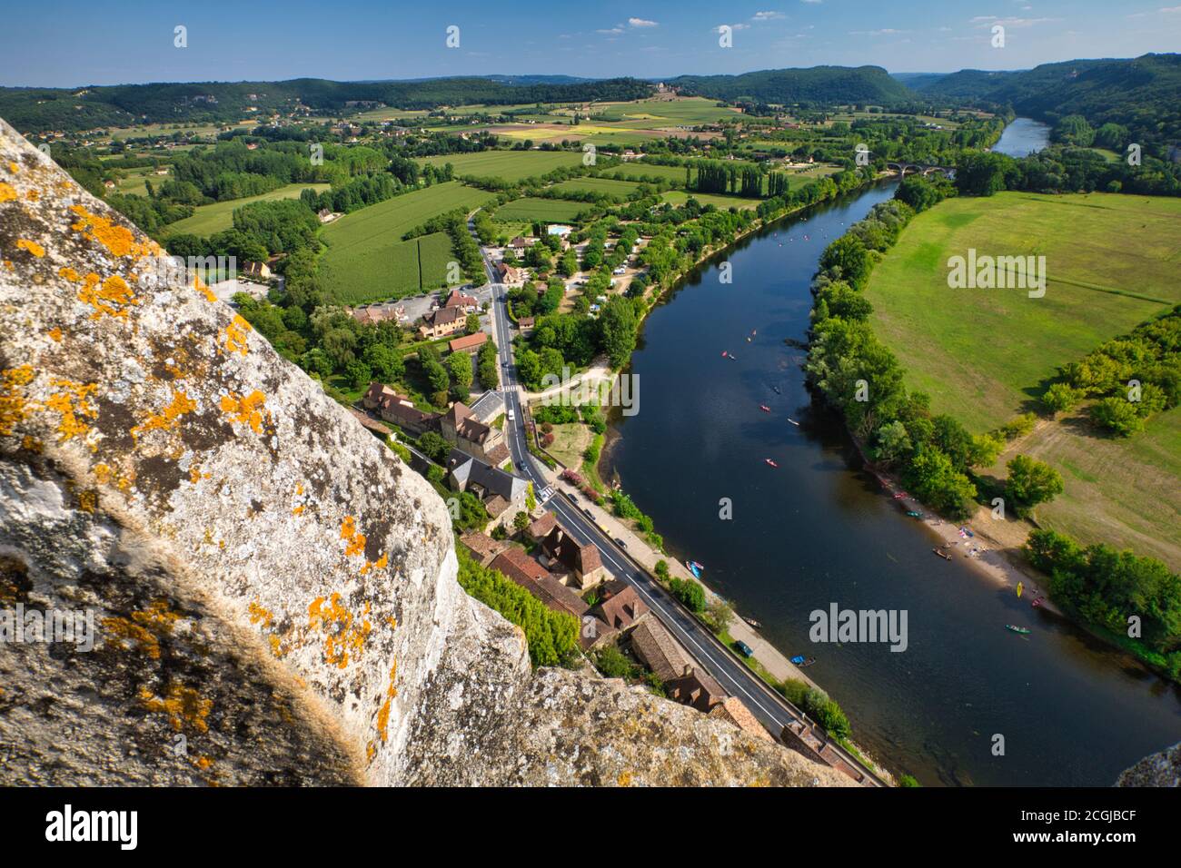 Blick über die Landschaft und den Fluss Dordogne vom Chateau de Beynac in Beynac et Cazenac am Ufer des Flusses Dordogne, der Dordogne, Frankreich Stockfoto