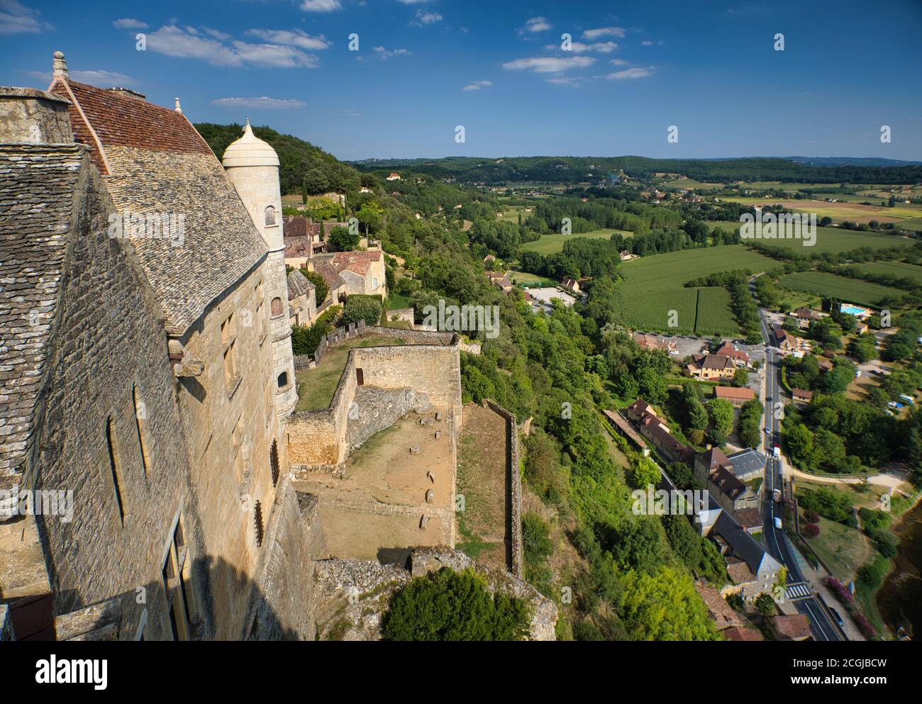 Blick über die Landschaft und Chateau de Beynac in Beynac et Cazenac Dorf am Ufer des Flusses Dordogne, die Dordogne, Frankreich Stockfoto