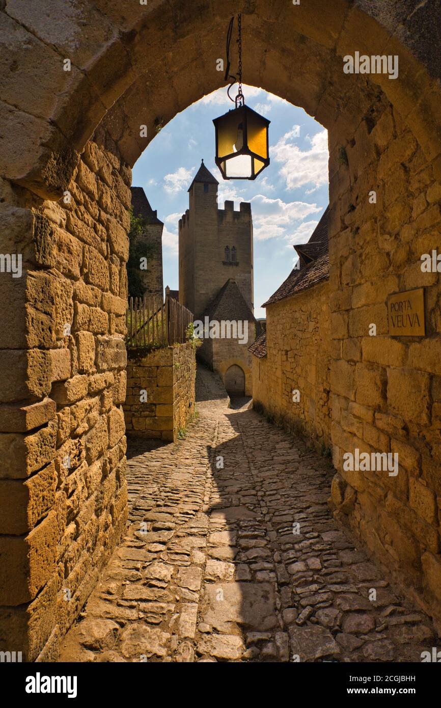 Schmale, aber hübsche Straßenszene im Chateau de Beynac in Beynac et Cazenac Dorf am Ufer des Flusses Dordogne, der Dordogne, Frankreich Stockfoto