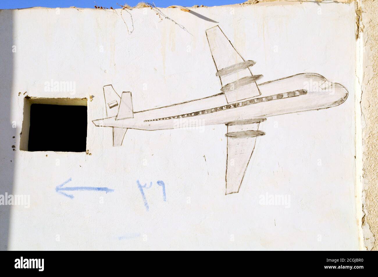 Eine Graffiti-Zeichnung eines Flugzeugs an einer Wand im Dorf Farafra Oasis in der Sahara, im New Valley, Ägypten. Stockfoto